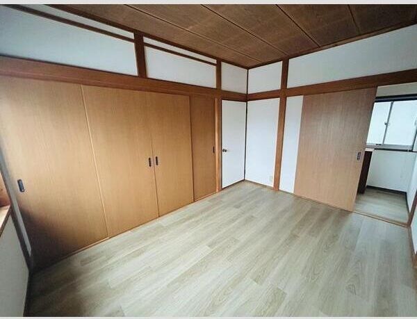 新之栄町車庫付戸建ての居間・リビング