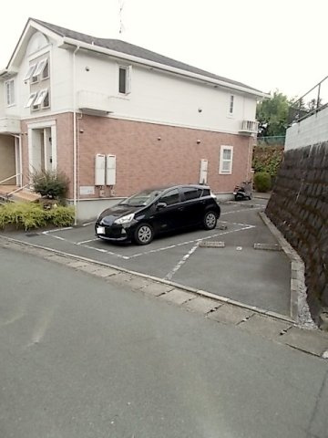メゾン・ド・ルポスの駐車場
