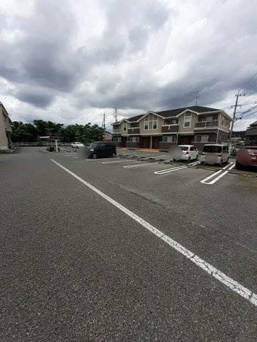 ムーンヴェルジュＢの駐車場