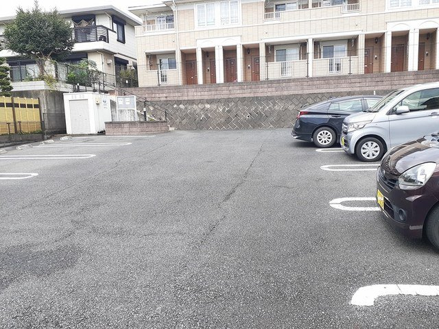 レジェンドの駐車場|車をお持ちの方に嬉しい駐車場付きの物件です