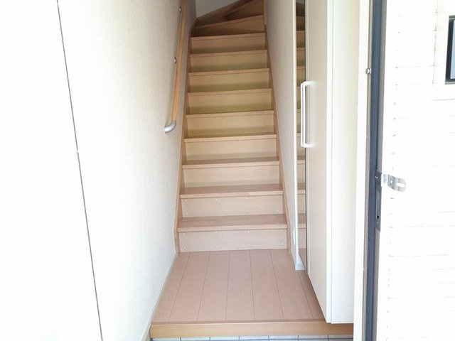 サニーヒルズＢの玄関|明るい玄関です