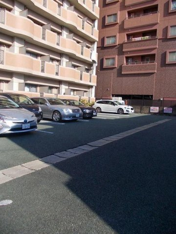 メゾンソレイユの駐車場