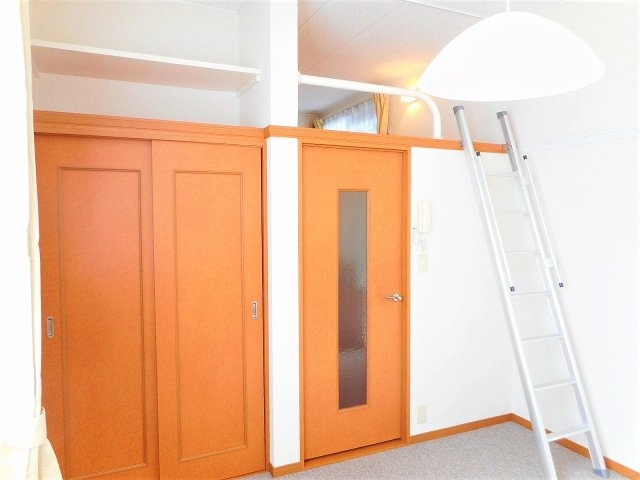 レオパレスヴィラグラン大手の居間・リビング|ロフト付きのお部屋です