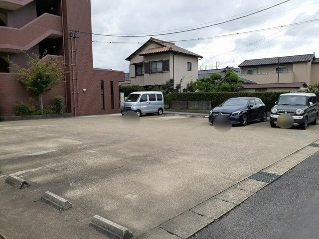シャルマン篠木の駐車場