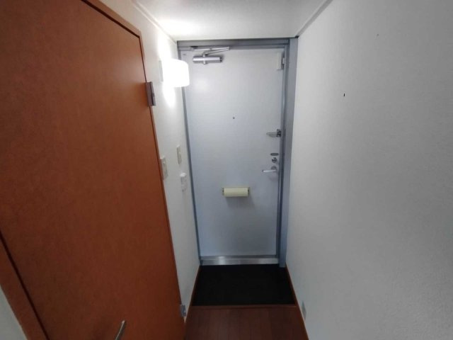 レオパレスセレーヌの玄関
