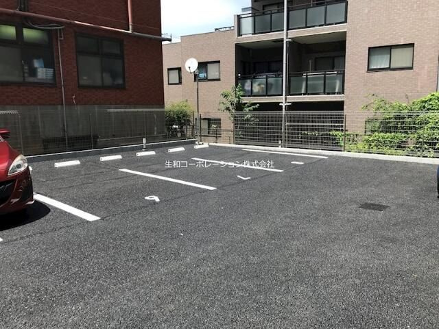 ウィステリア上池袋の駐車場