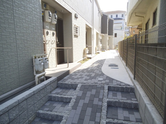 グレイスのエントランス|お洒落なエントランスからの通路です！