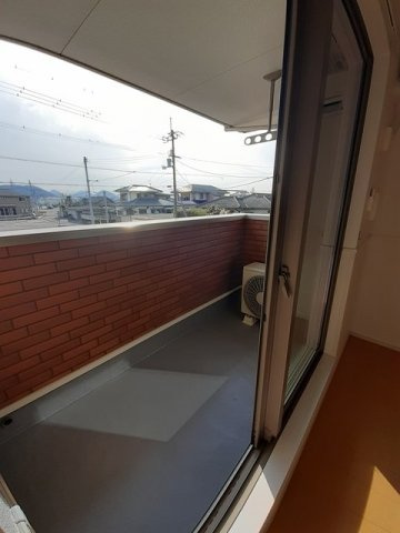 ブラウン窓香のバルコニー