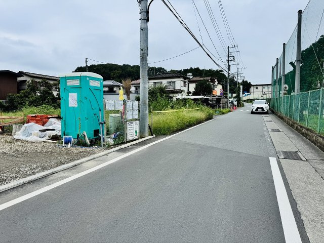 八王子市　宮下町　新築一戸建て　６期の前面道路含む現地写真|～東側5.36ｍ道路に面しています～