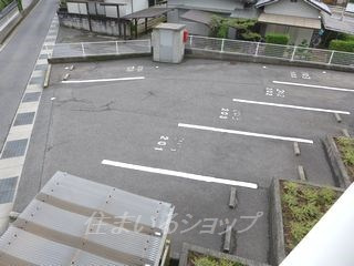 メーゾン植木の駐車場