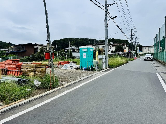 八王子市　宮下町　新築一戸建て　６期の前面道路含む現地写真|～東側5.4ｍ道路に面しています～
