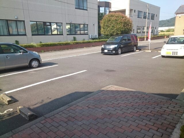 ＧＬＡＳＳ　ＷＩＮＧ　２０００の駐車場