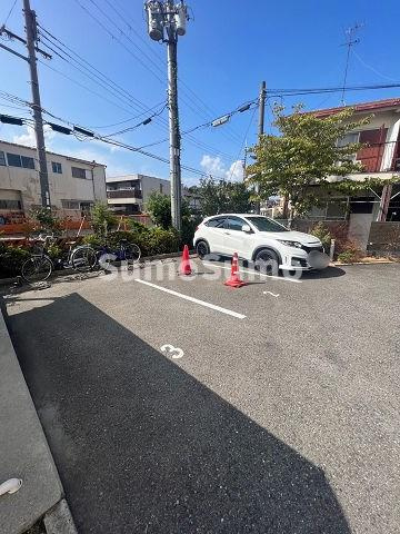 アクシスの駐車場