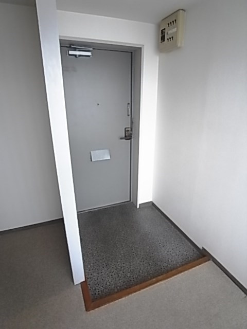 ロイヤル甲東園（上大市2丁目）の玄関