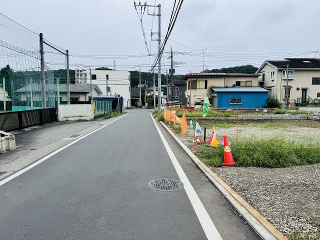 八王子市　宮下町　新築一戸建て　６期の前面道路含む現地写真|～東側5.4ｍ道路に面しています～