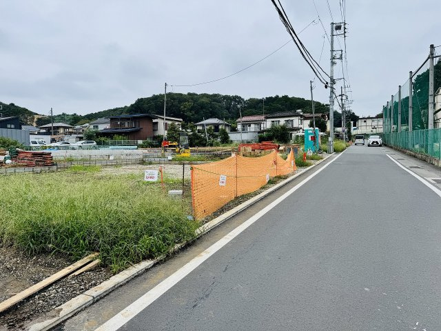 八王子市　宮下町　新築一戸建て　６期の前面道路含む現地写真|～東側6.1ｍ道路に面しています～