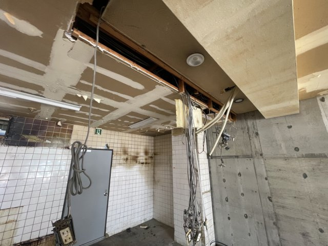 川西市美園町の店舗事務所のロビー