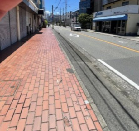 川西市美園町の店舗事務所の駐車場