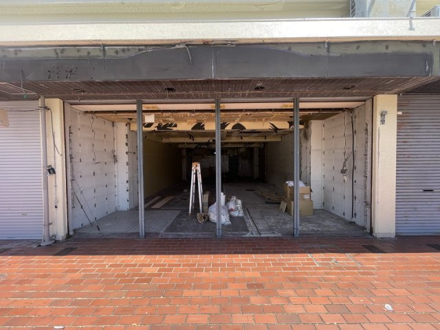 川西市美園町の店舗事務所のエントランス