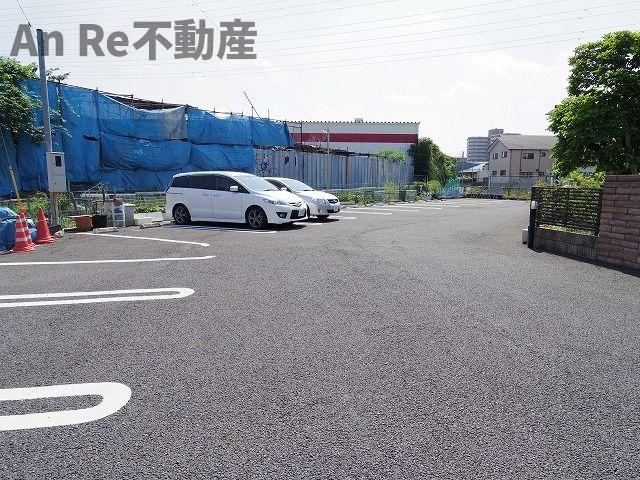 エヴァーグリーンレジデンス壱番の駐車場