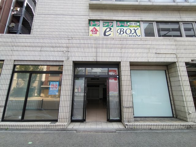 エッグビル第三江坂のエントランス