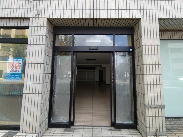 エッグビル第三江坂のエントランス