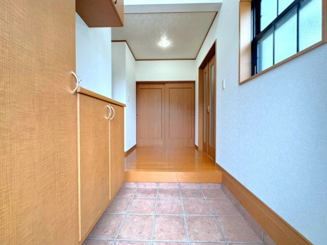 ◆敷地面積６５坪超え◆並列駐車２台可能◆広い庭付き４ＬＤＫ◆宇治田原町緑苑坂の玄関|玄関