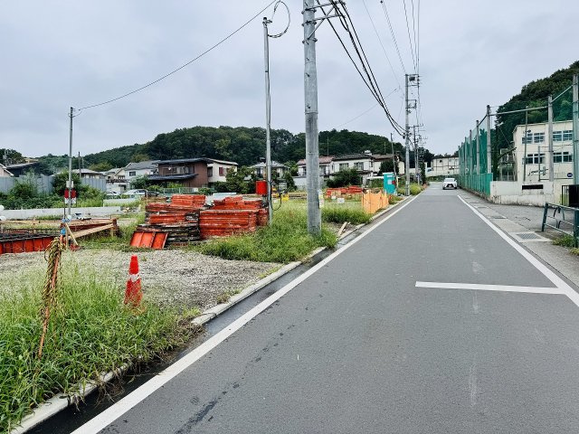 八王子市　宮下町　新築一戸建て　６期の前面道路含む現地写真|～東側6.1ｍ道路に面しています～