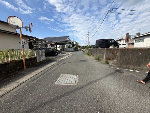 八代郡氷川町　安心な軽量鉄骨造　中古一戸建ての前面道路含む現地写真