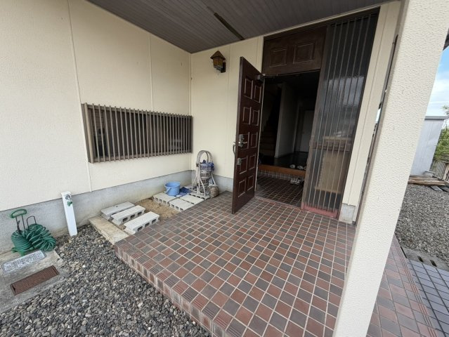 八代郡氷川町　安心な軽量鉄骨造　中古一戸建ての玄関