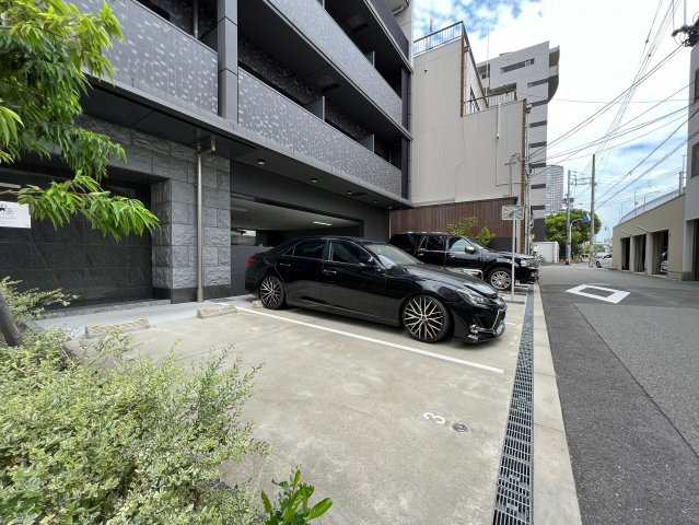 レオンコンフォート阿波座西の駐車場