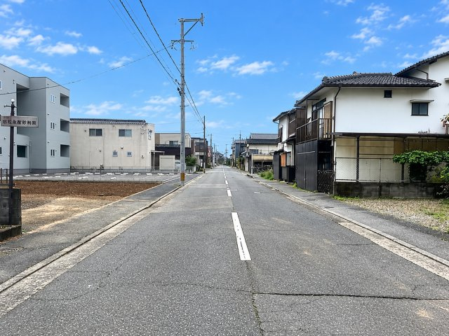 東区若葉小近分譲地 全2区画の前面道路含む現地写真|前面道路約9ｍで開放感があり、車の出入りもスムーズ！
