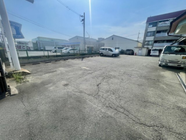 吹田市穂波町の店舗事務所の駐車場