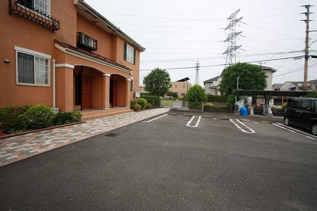 筑紫野市岡田１丁目のアパートの駐車場|駐車場があるので、車を買う予定の方も安心です