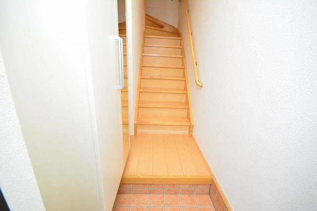 筑紫野市岡田１丁目のアパートの玄関|シンプルで使いやすい玄関です