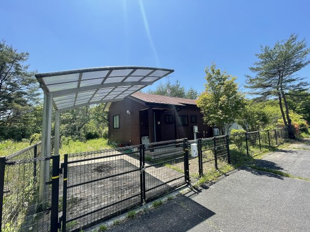 廿日市市大野字鴉ケ岡別荘の外観|「レークサイド渡ノ瀬」内の自然豊かで静かな環境です。
