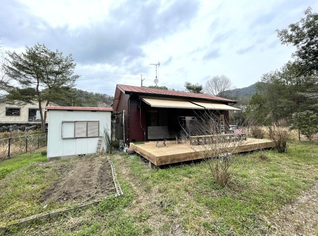 廿日市市大野字鴉ケ岡別荘の庭|ガーデニングや家庭菜園などもたのしめ、倉庫があるので収納面でもたすかります。