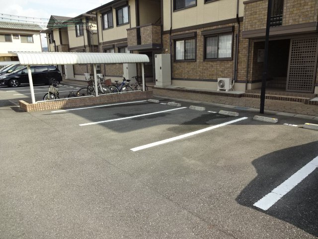 姫路市御立西１丁目のハイツの駐車場