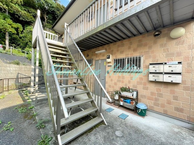 鎌倉市稲村ガ崎５丁目のアパートのエントランス