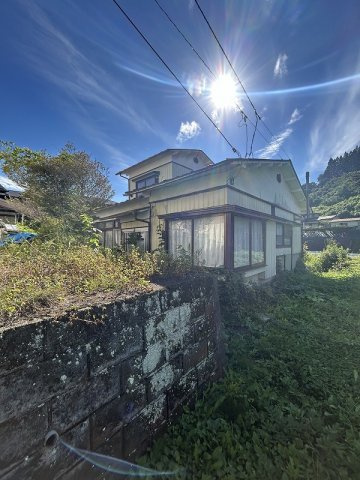 一関市真柴字宮沢の中古一戸建の前面道路含む現地写真