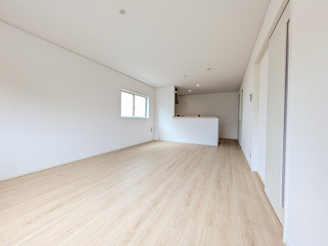 八王子市　長房町　新築一戸建て　３２期の居間・リビング|～18.0帖の明るいLDKで、家族団欒の時間をお過ごしいただけます～