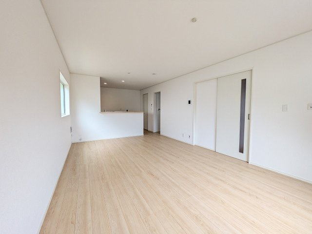 八王子市　長房町　新築一戸建て　３２期の居間・リビング|～18.0帖の明るいLDKで、家族団欒の時間をお過ごしいただけます～