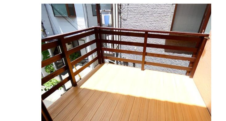 千駄木4丁目戸建てのバルコニー|外からの目が気にならないバルコニーで洗濯物が干せます