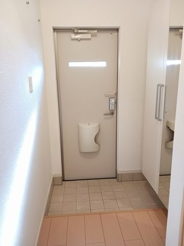ホープ　ストーン　Ⅱ　　刈谷市近郊の賃貸ならクラスホーム刈谷店の玄関|収納もある玄関です