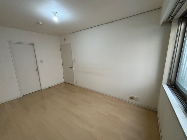 ランドワーフ練馬・中村橋セレーヌコートの洋室|洋室7帖。奥には広めのウォークインクローゼットあります。