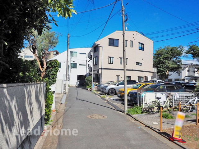 【前面道路含む現地写真】 | 目黒区目黒本町2丁目 | 前面道路は交通量が少なく落ち着いた環境です！見通しも良好で毎日の外出もスムーズに行えます♪