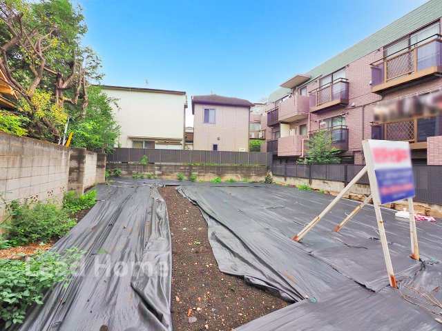 【外観】 | 目黒区上目黒4丁目 | 閑静な住宅街で穏やかな暮らしが実現！前面道路からの進入もフラットで毎日のお出かけも快適に行えます♪