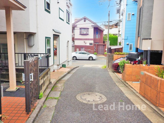 【前面道路含む現地写真】 | 目黒区東が丘1丁目 | 車通りが少なく落ち着いた住宅街の通りです！お子様連れの歩行時も安心感を持って快適に移動できます！