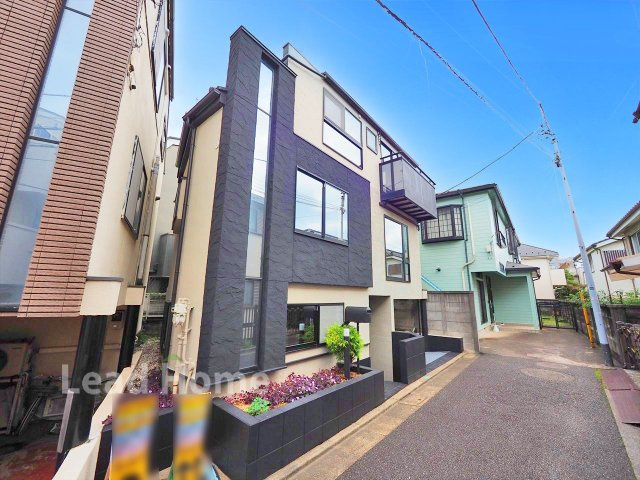 【前面道路含む現地写真】 | 目黒区東が丘1丁目 | 周辺の建物と調和した閑静な街並みに位置しています！落ち着いた環境で穏やかな毎日をゆったり過ごせます♪