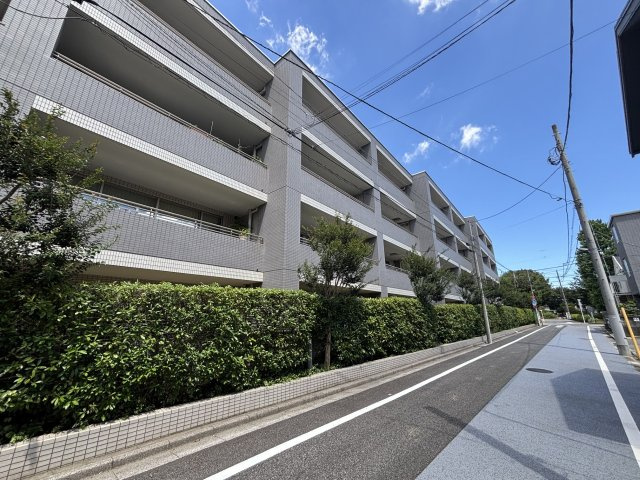 ランドワーフ練馬中村橋セレーヌコートの外観|南側の外観写真です。逆梁アウトフレーム工法採用の低層マンション。お部屋は最上階です。
